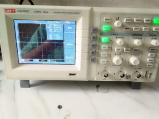 Digital Oscilloscope UNI-T 2000, 100MHZ, Color.